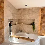 Villa With Pool & Jacuzzi & Bbq *