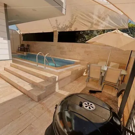 With Pool & Jacuzzi & Bbq فيلة