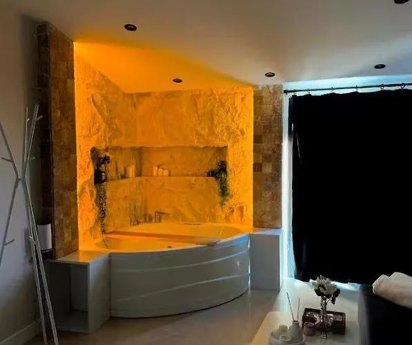 With Pool & Jacuzzi & Bbq