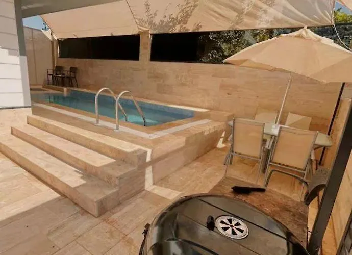 With Pool & Jacuzzi & Bbq فيلة